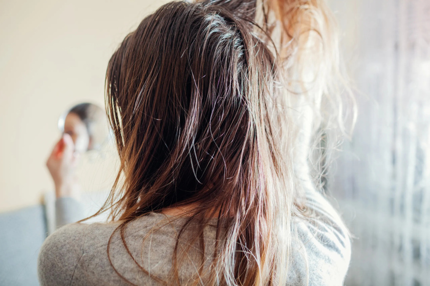 Oily Hair: 6+1 Tips to Avoid the Greasiness Naturally