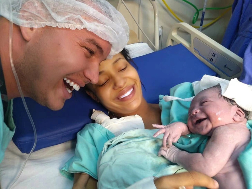 A Newborn Baby SMILES at Her Father and the Photo Goes Viral: “At That Moment, I Was Sure What Love Was”