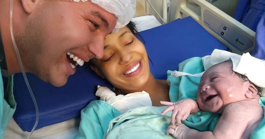 A Newborn Baby SMILES at Her Father and the Photo Goes Viral: “At That Moment, I Was Sure What Love Was”