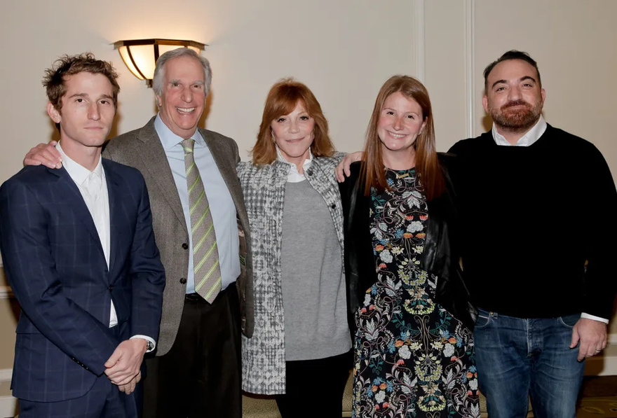 Henry Winkler’s 7 Gorgeous Grandkids Have to Clear Dishes – What They Look Like