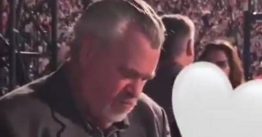 Travis Kelce’s dad becomes a hero to Taylor Swift fans after actions at concert