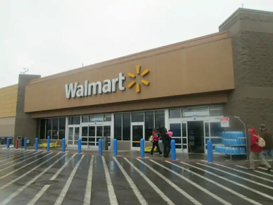 Mom discovers son kneeling in prayer in Walmart