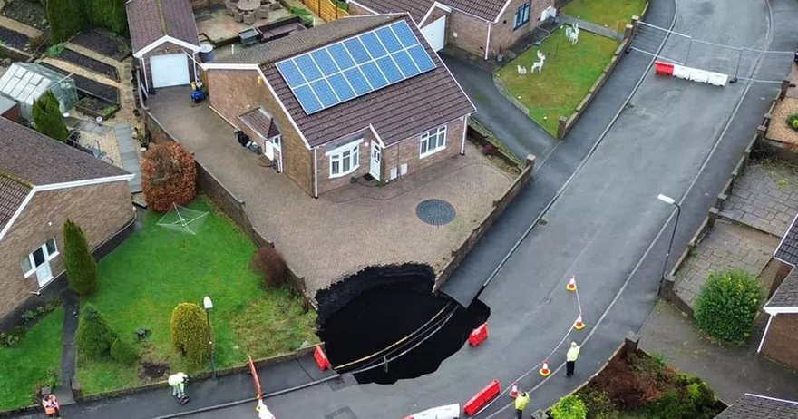 Merthyr Tydfil: Residents forced to flee after 50ft sink hole appears on housing estate