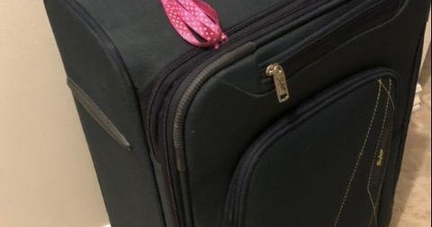 Baggage handler reveals why you should never tie a ribbon on your luggage