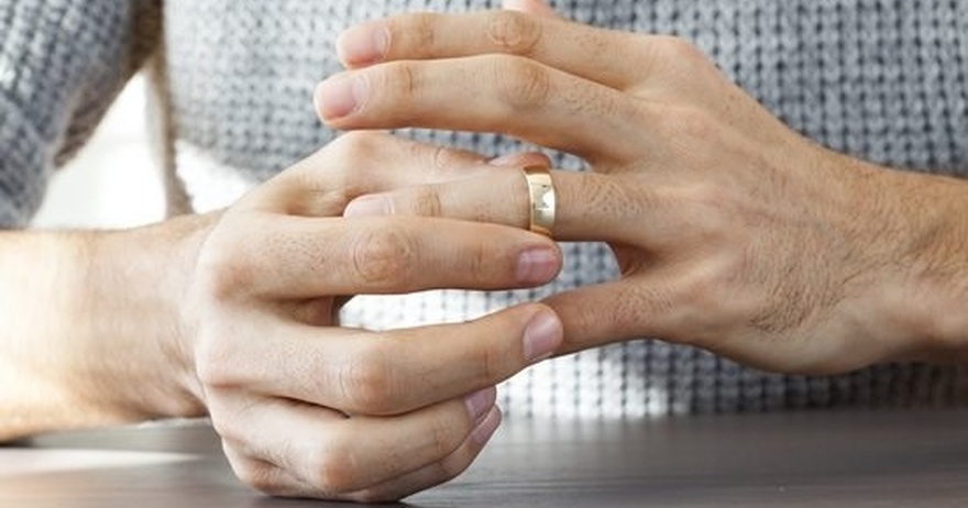 If your husband doesn’t wear wedding ring, here’s what it means