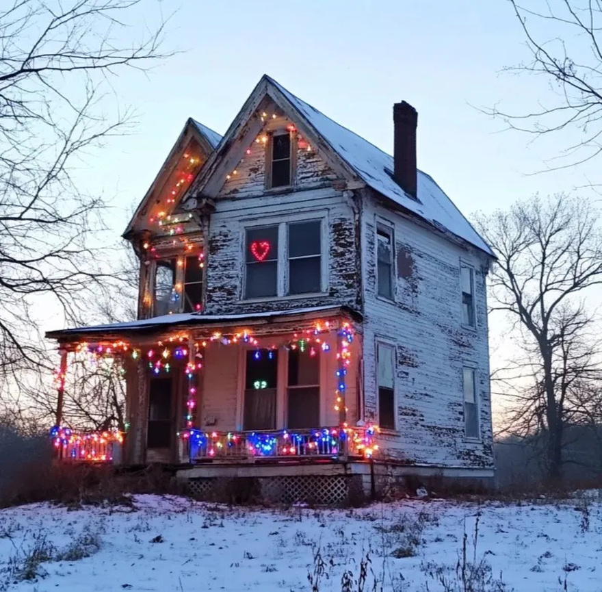 On Christmas Eve, I Visited My Missing Parents’ Abandoned House and Found It Beautifully Decorated