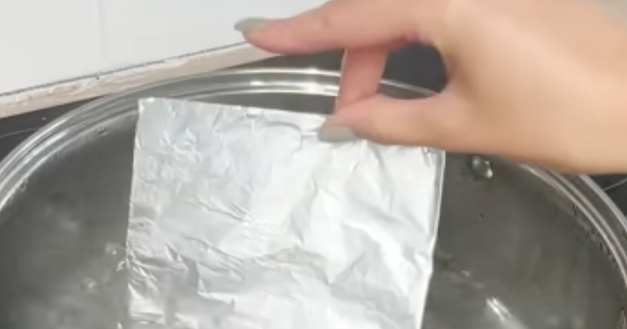 Put a Sheet of Aluminum Foil in Boiling Water, Even Wealthy People Do This: The Reason