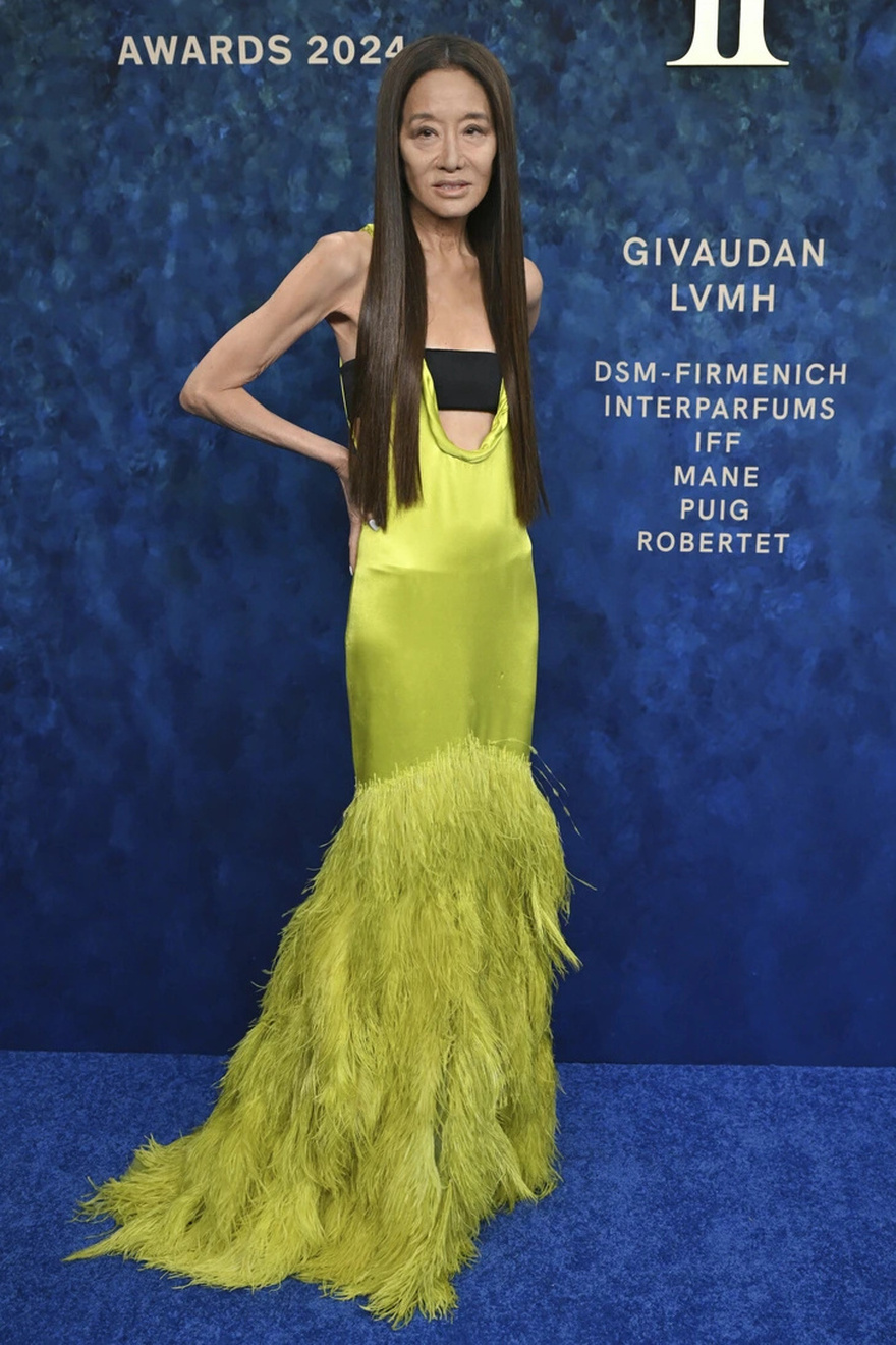 “Aging Backward,” Vera Wang, 74, Youthfully Glows in a Revealing Dress, Creating Buzz