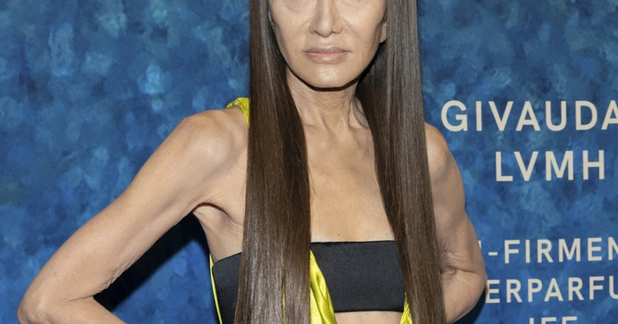 “Aging Backward,” Vera Wang, 74, Youthfully Glows in a Revealing Dress, Creating Buzz