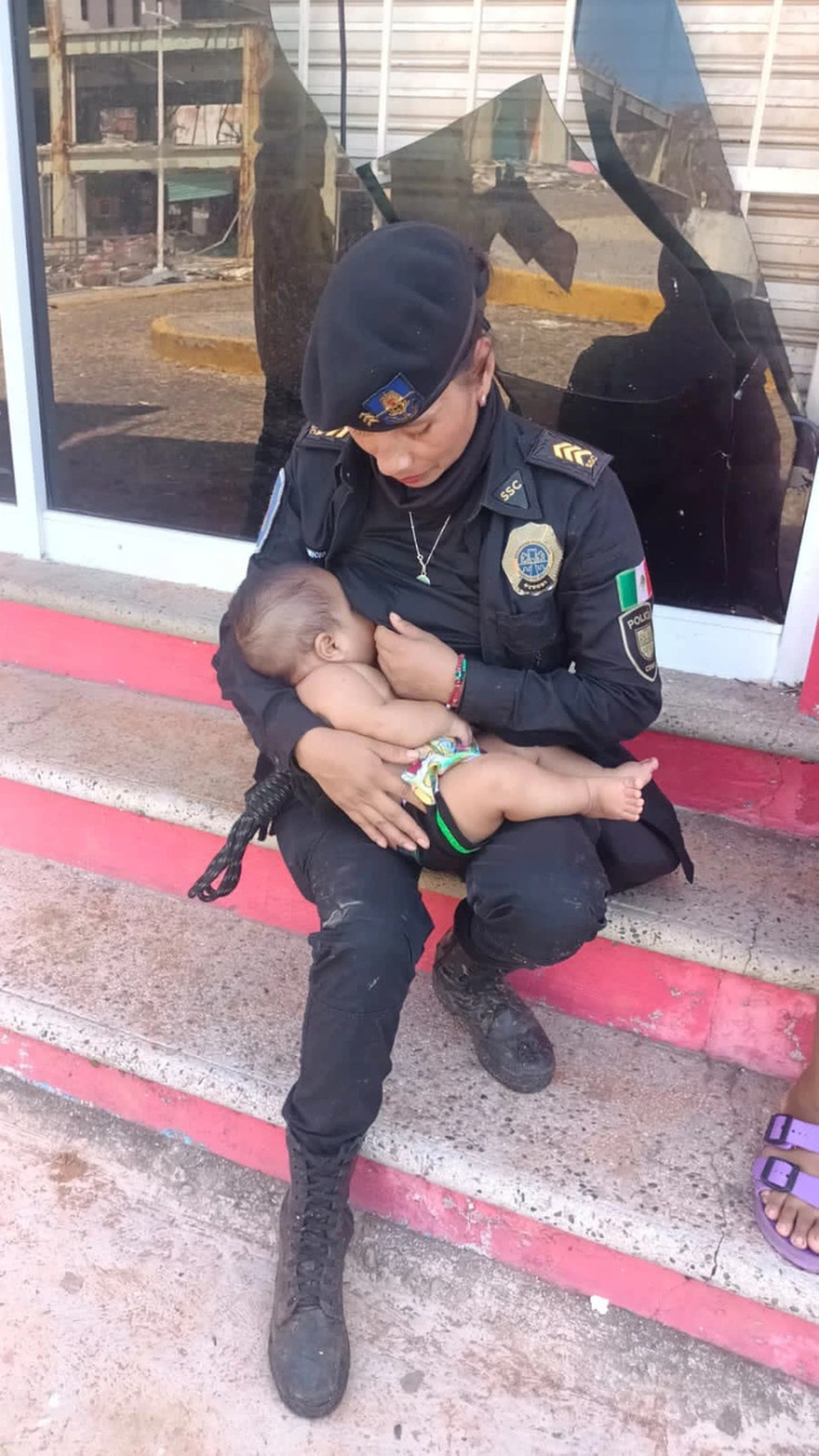 A Police Officer Breastfed a Crying Baby Who Went 2 DAYS Without Food, After a Deadly Hurricane