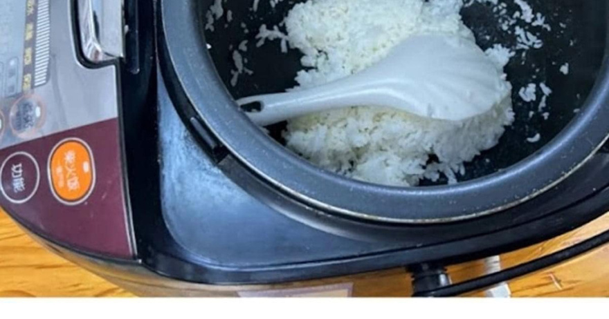 Can rice left in a rice cooker overnight still be eaten?