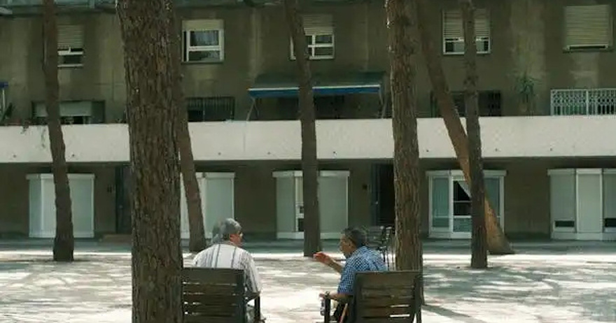 Elderly Men Sharing Laughter on a Park Bench… A Joke to Brighten Your Day