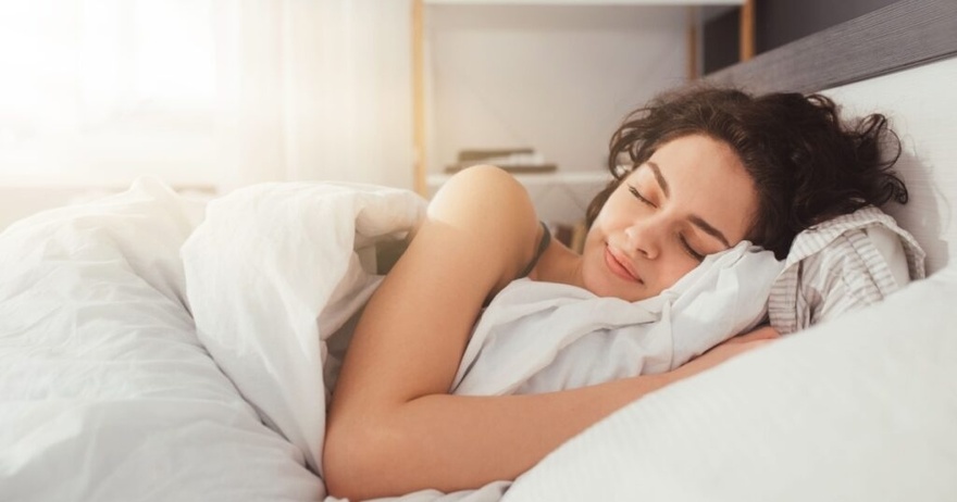 9 Reasons Why You Should Be Sleeping N aked, According to Science