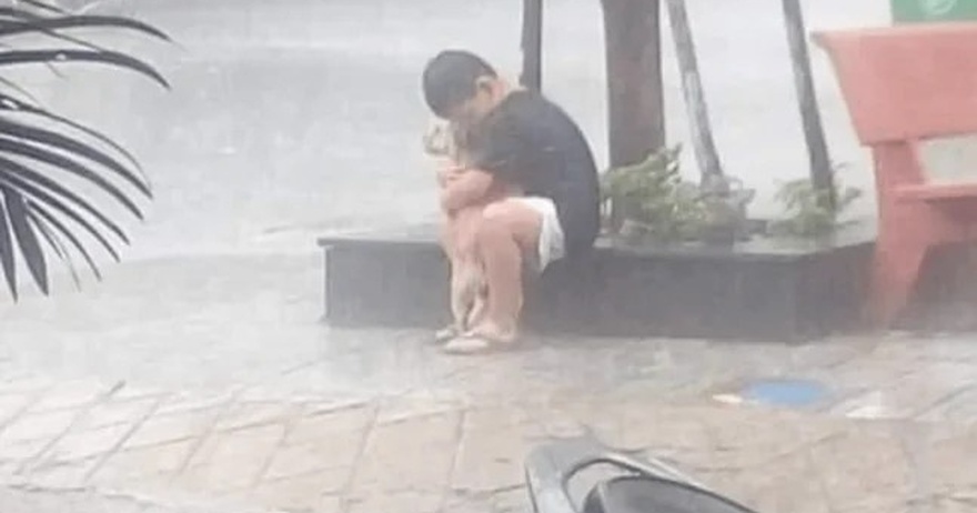 A Heartwarming Tale: A Boy Bravely Holds His Dog in the Rain, Melting the Hearts of Millions