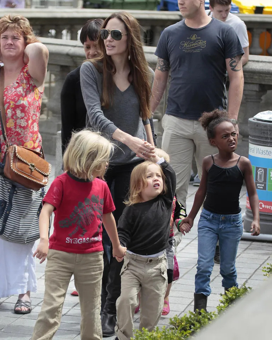 Jolie-Pitt’s Son Knox, 16, Who Sold Dog Treats, Looks Like Brad Pitt’s Clone — His Transformation Caused Hot Buzz