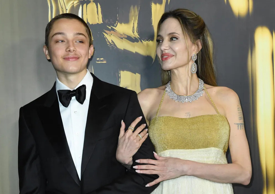 Jolie-Pitt’s Son Knox, 16, Who Sold Dog Treats, Looks Like Brad Pitt’s Clone — His Transformation Caused Hot Buzz