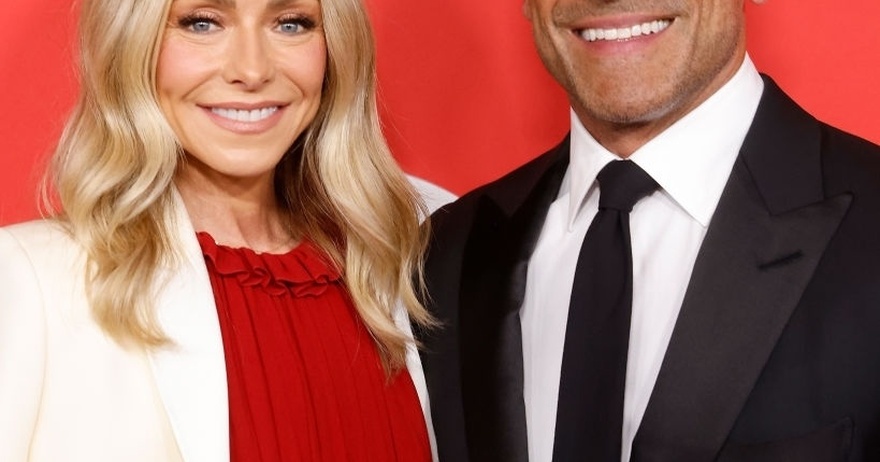 Kelly Ripa breaks down in tears on ‘Live’ after Mark Consuelos shares heartbreaking news