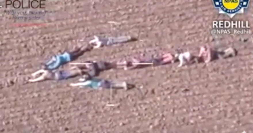 Children form human arrow – help police helicopter catch suspects