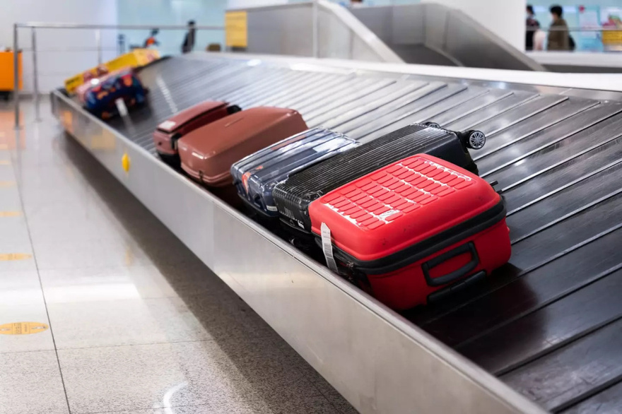 Home  News  If you are a baggage handler, here’s why you never should tie… News If you are a baggage handler, here’s why you never should tie anything to your suitcase