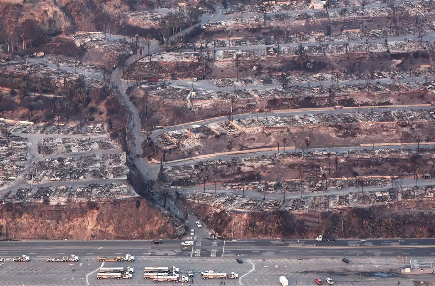 Man arrested in connection with starting LA fire that is now burning over 960 acres