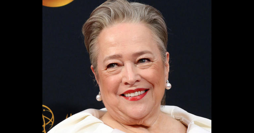 Kathy Bates stuns with new look at Golden Globes.