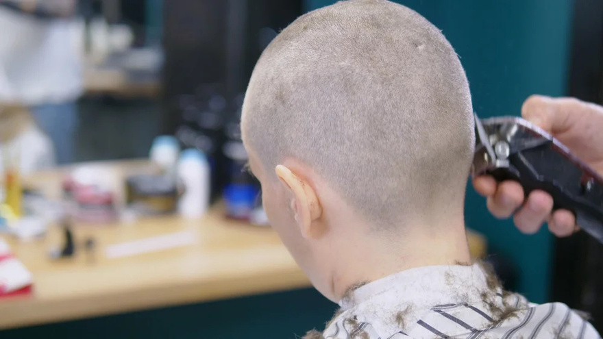 Dad Takes Extreme Action: Shaves Daughter’s Head After Bullying a Cancer-Stricken Classmate!