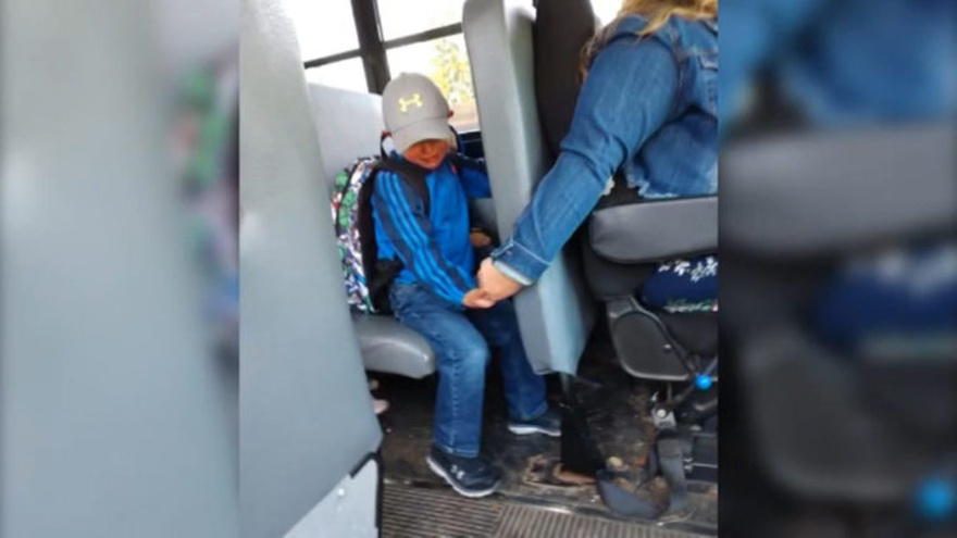 Bus driver didn’t think photo holding crying kid’s hand was a “big deal” – local police thought differently