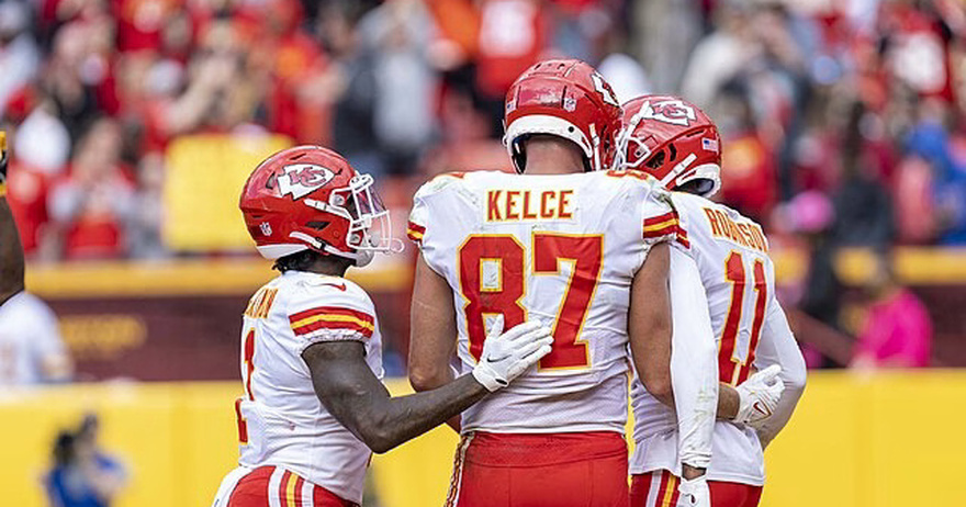 Travis Kelce’s Teammate Shocks with Four-Word Reaction to Taylor Swift, Distracted by One Important Detail