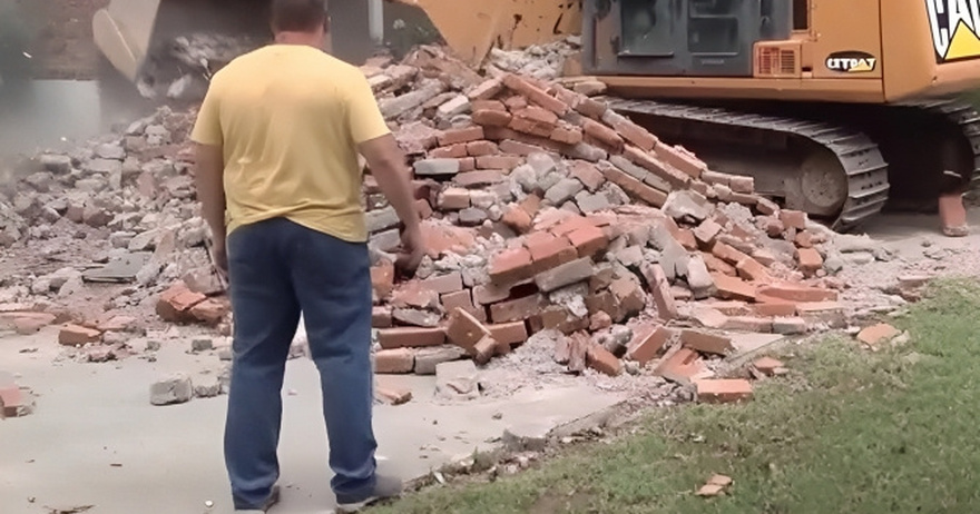 Feuding Neighbors Build Wall on Property Line, Wake up Hearing Bulldozer One Day – Story of the Day