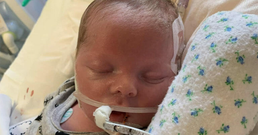 Parents say goodbye to their newborn as life support is switched off, then he starts breathing immediately