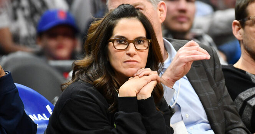 Jami Gertz left Hollywood and became a billionaire baller