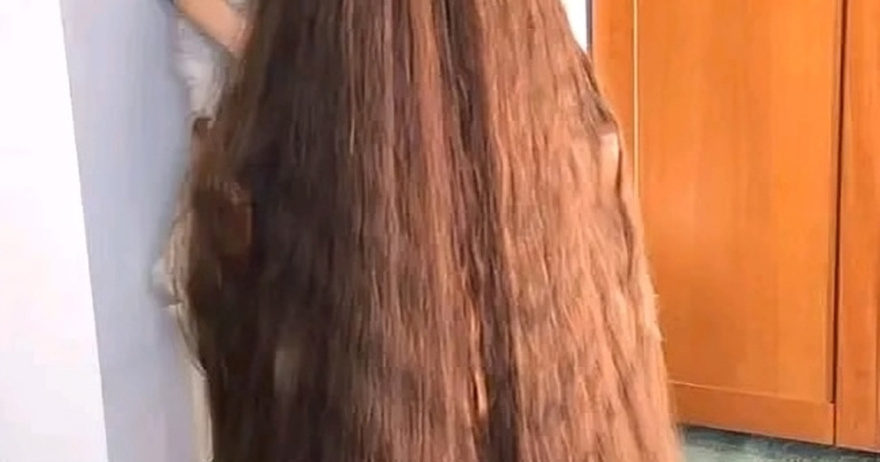 WATCH: Woman cuts her hair for the first time in 25 years – here’s what she looks like today