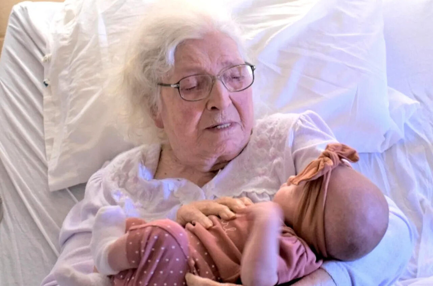 98-year-old woman poses for photo with 6 generations in it.